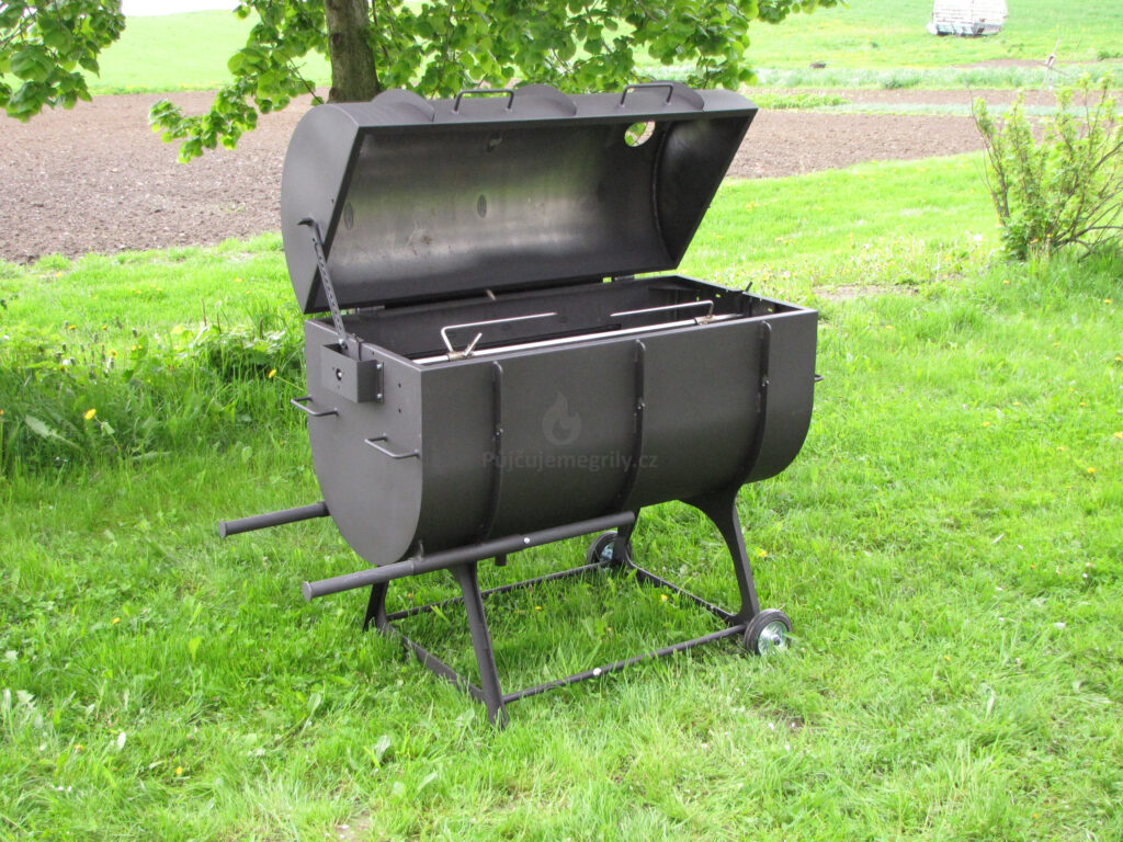 Gril G55 na sele, kýtu z naší půjčovny grilů